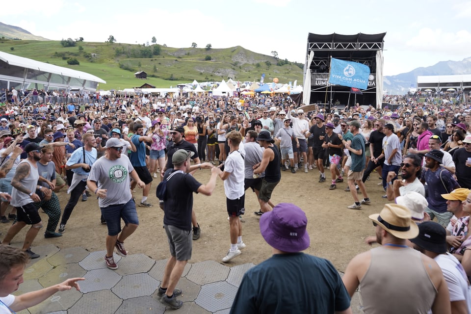 Ein Moshpit, der sich vor der Bühne am Konzert von Nativ gebildet hat.