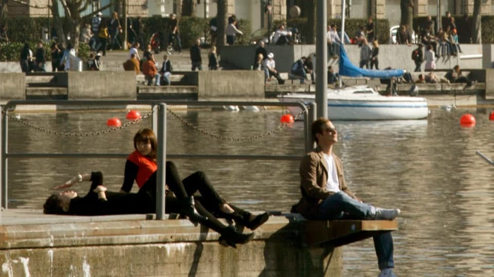 Menschen sitzen draussen an der Sonne am Zürichsee (Archiv)