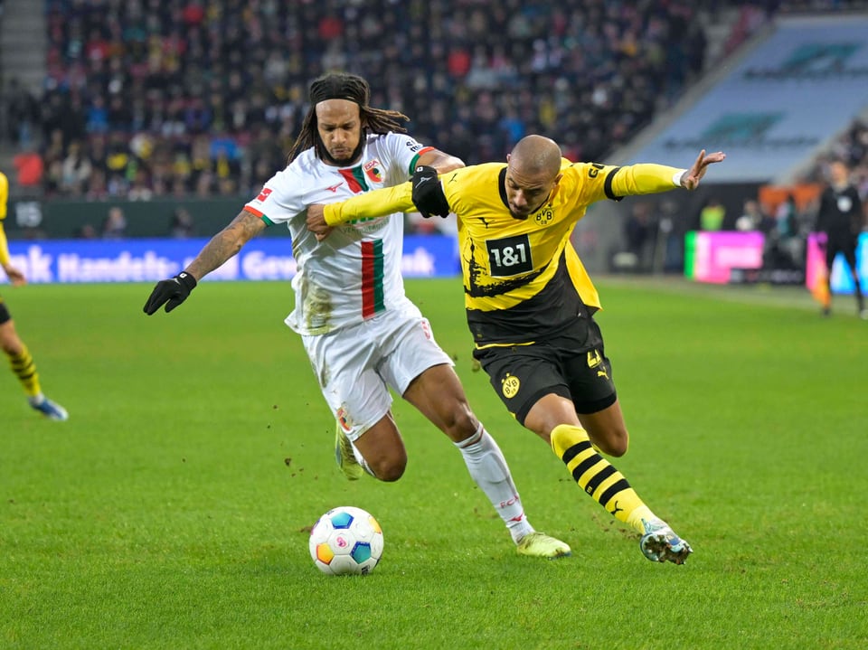 Kevin Mbabu im Zweikampf mit Donyell Malen.