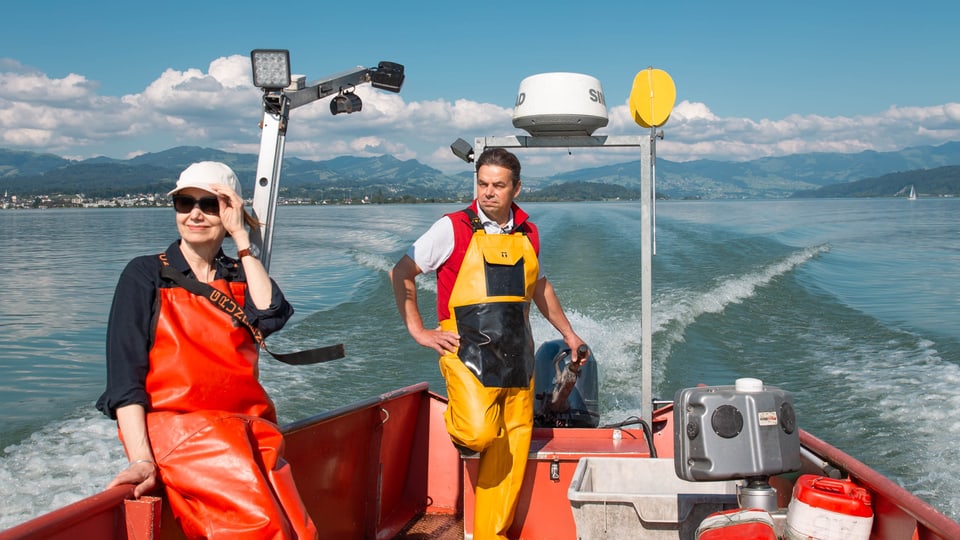 Fischer Andreas Braschler und SRF1- Foodredaktorin Maja Brunner mit dem Schiff auf dem Rückweg.