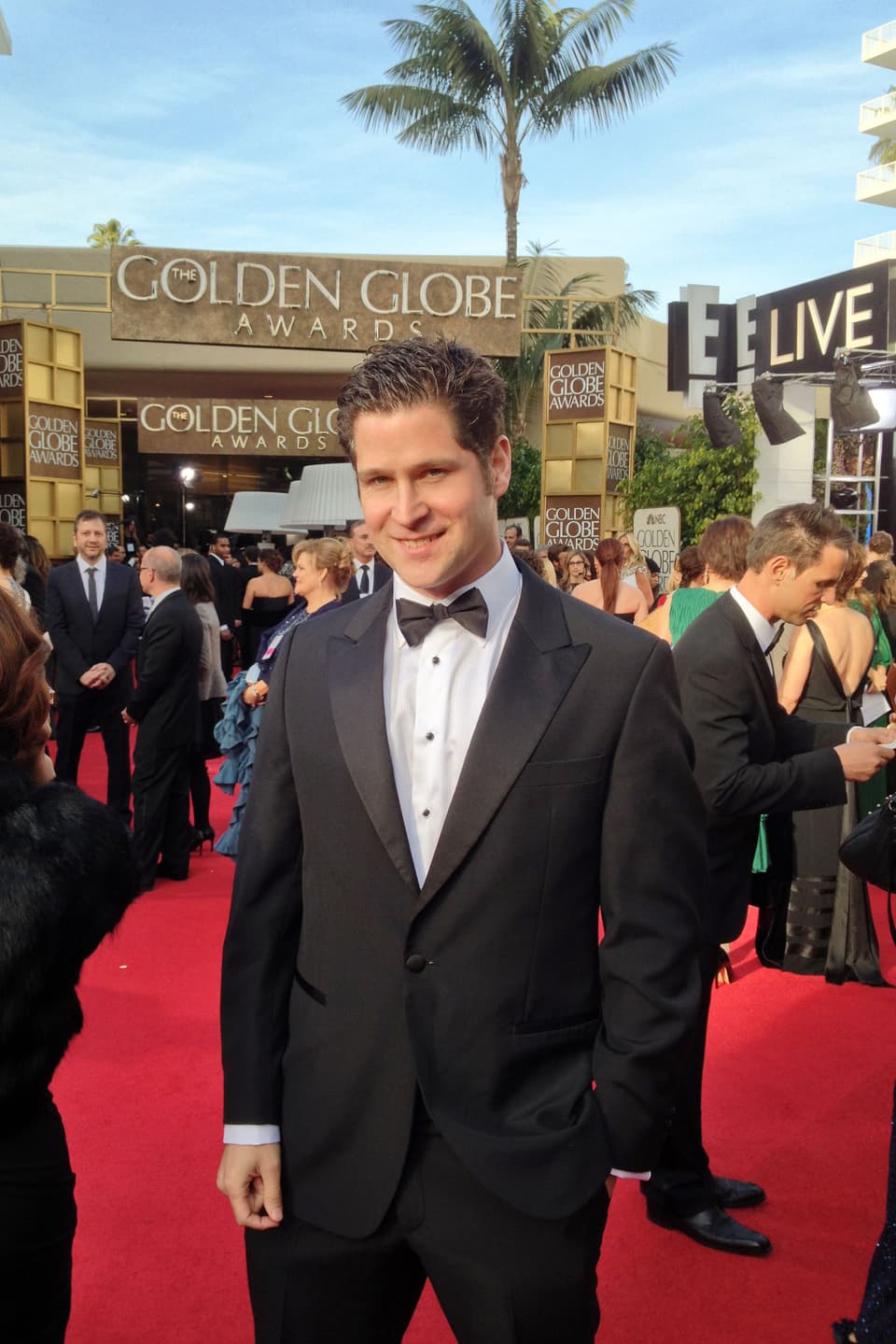 Raffael Dickreuter posiert auf dem roten Teppich vor der Verleihung der Golden Globe Awards.