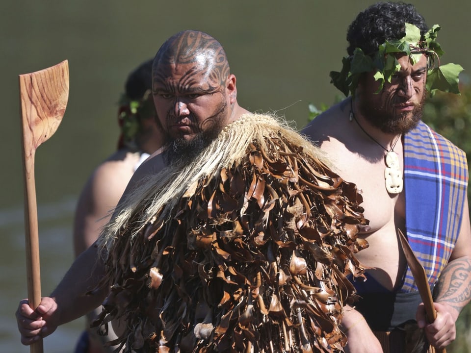 Maori in traditioneller Kleidung trauern um ihren König.