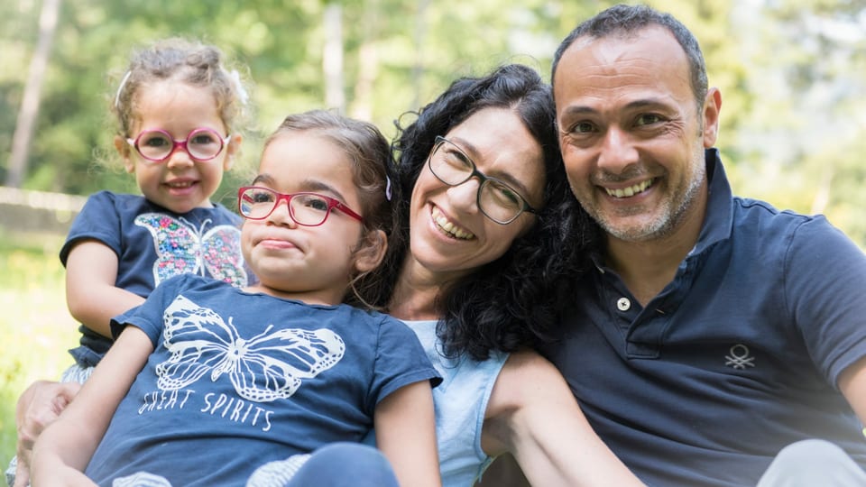 La famiglia Raciti Schmid da Zezras cun lur buobas Giada e Julia.