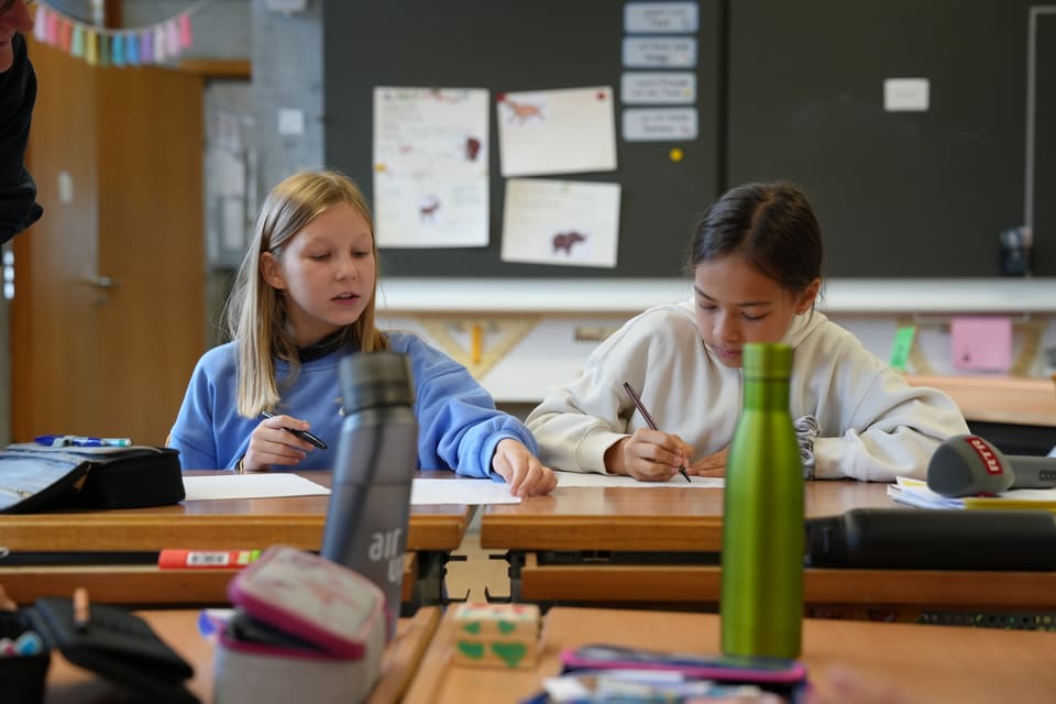 Zwei Schülerinnen arbeiten im Klassenzimmer.