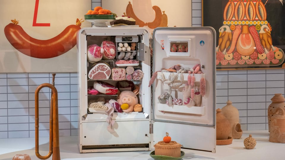 Ein Kühlschrank mit gestrickten Fleischwaren.