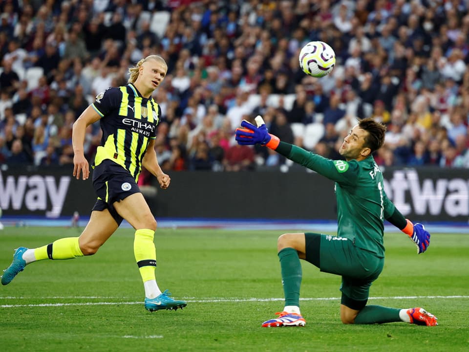 Erling Haaland bezwingt Lukasz Fabianski.