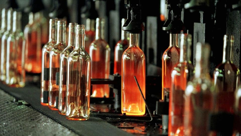 Neue Glasflaschen werden in einer Fabrik hergestellt