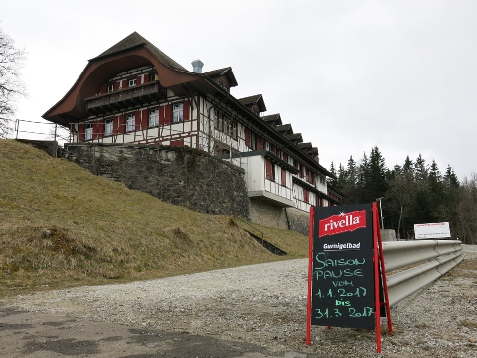 Altes Rieghaus mit Schild «Saisonpause»