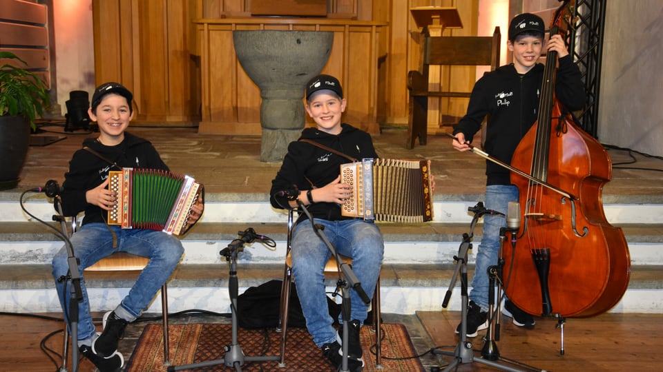 die drei Knaben der Ländlerkapelle Prättigauer Power, alle in Jeans und schwarzem Sweat-Shirt.