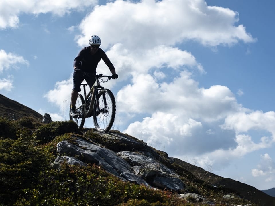 Eine Person auf dem Mountainbike in den Bergen