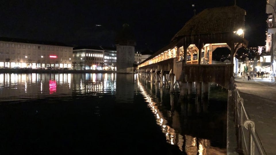 Kapellbrücke mit Wasserturm im dunkeln.