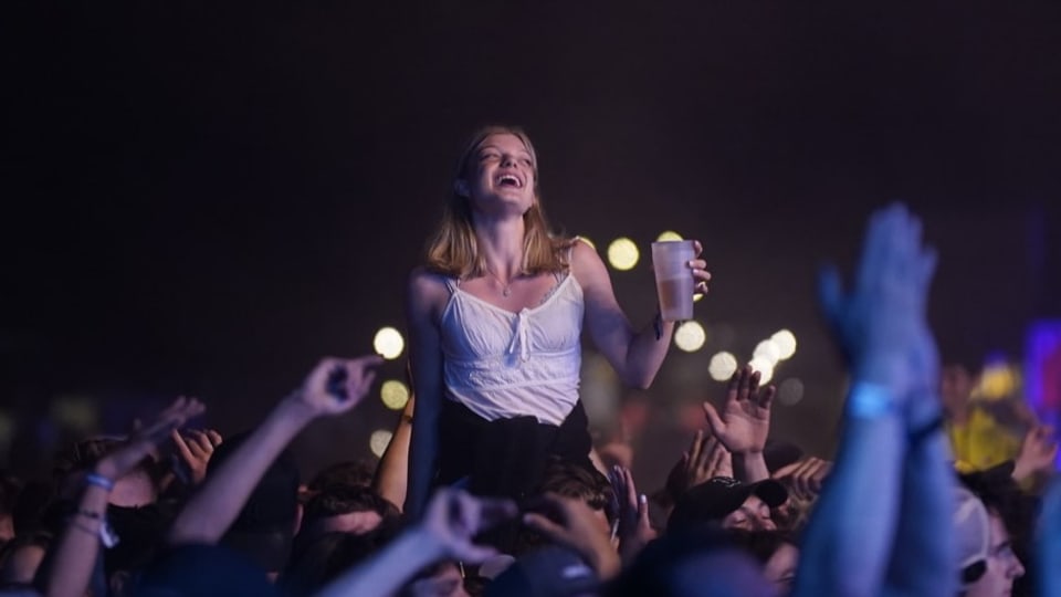 Giuvna en il public durant il concert.