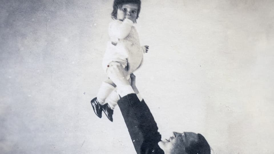 Ludwig Mies van der Rohe hebt seine Tochter Georgia, genannt «Muck», ganz weit in die Höhe.