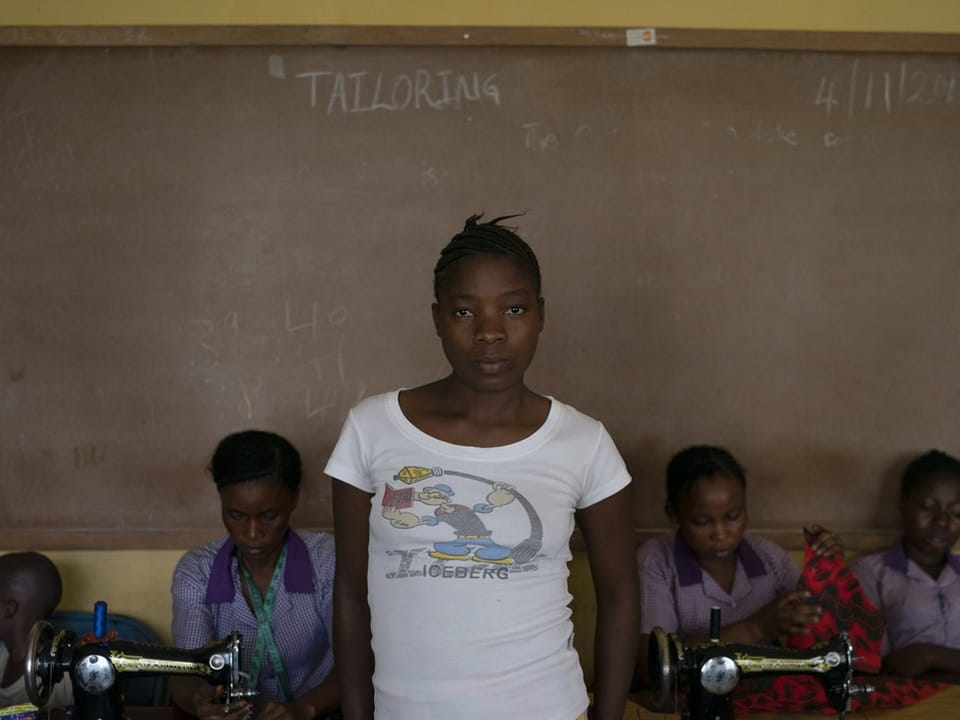 Eine junge Frau aus Sierra Leone schaut in die Kamera. Sie wurde als Jugendliche verheiratet.