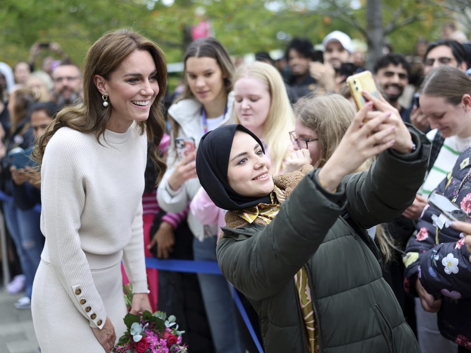 Prinzessin Kate und eine junge Frau machen ein Selfie mit dem Handy.