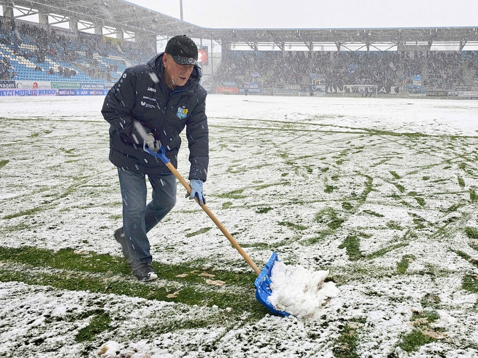 Ein Mitarbeiter des Chemnitzer FC schaufelt Schnee weg