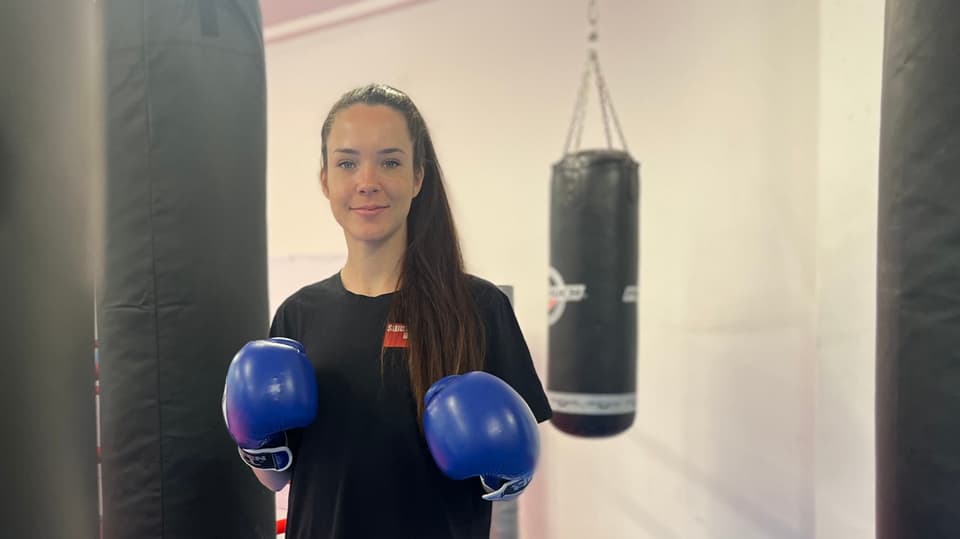 Die Zürcher Boxerin Ana Marija Milisic steht neben Boxsäcken beim Training.