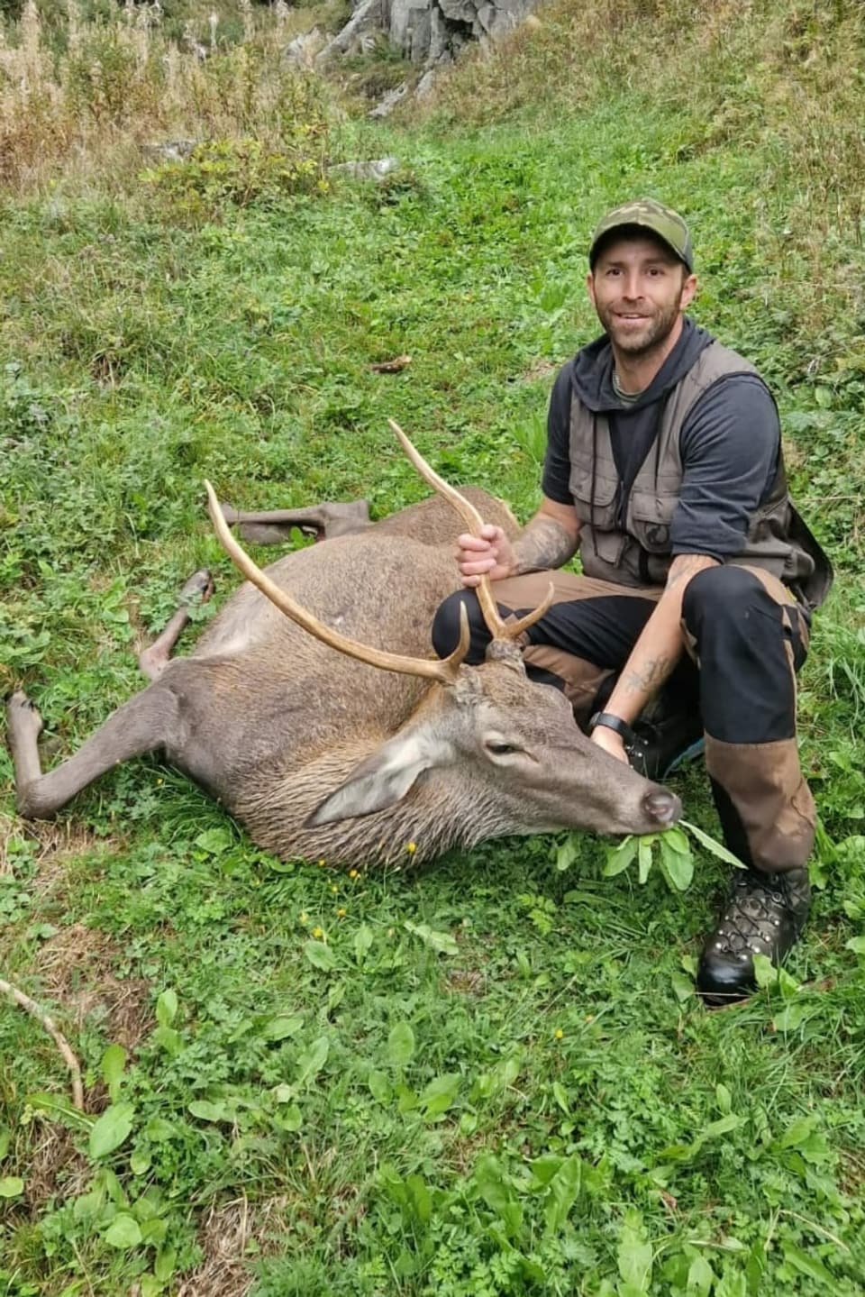 Jäger mit Hirsch