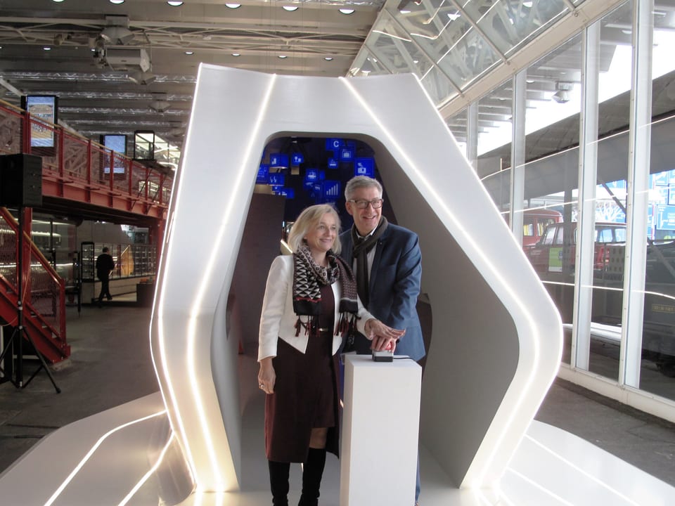 Kathrin Amacker (SBB) und Martin Bütikofer (Verkehrshaus) eröffnen die Ausstellung.