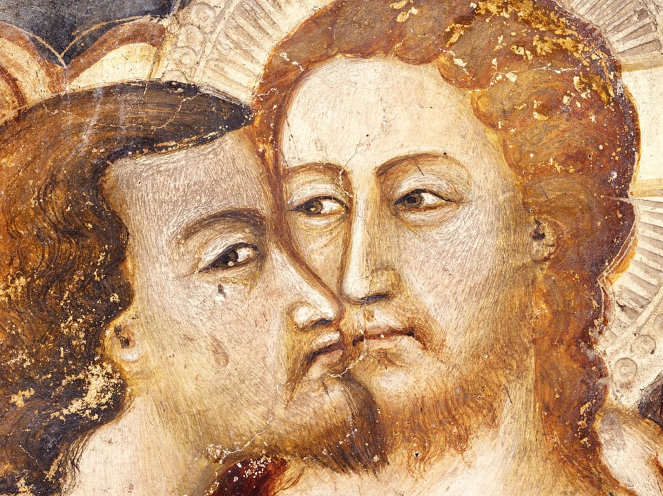 Fresco aus dem 14. Jahrhundert: Ein Mann küsst einen Mann mit Heiligenschein.