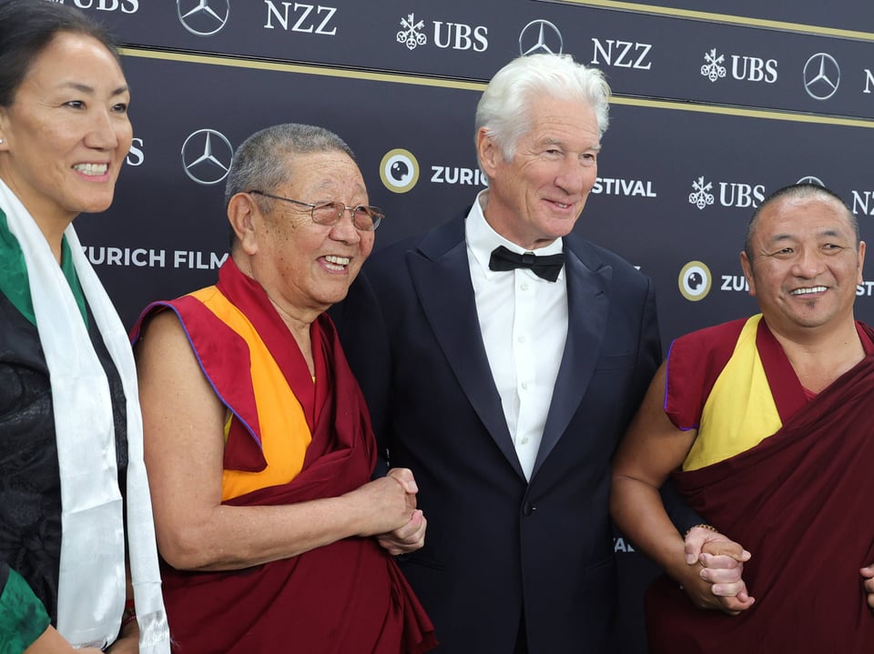 Richard Gere posiert am Zurich Film Festival mit buddhistischen Mönchen.