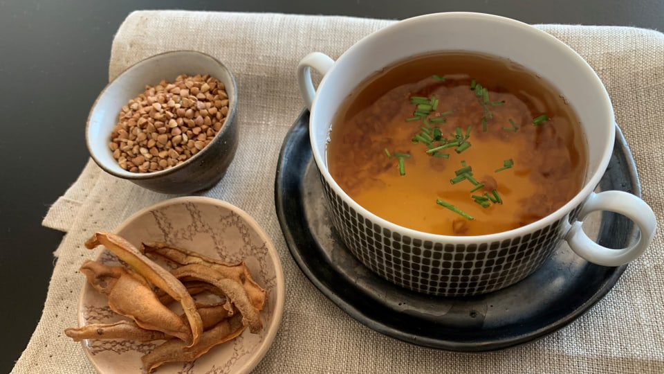Klare Kartoffelschalen-Suppe mit Buchweizen