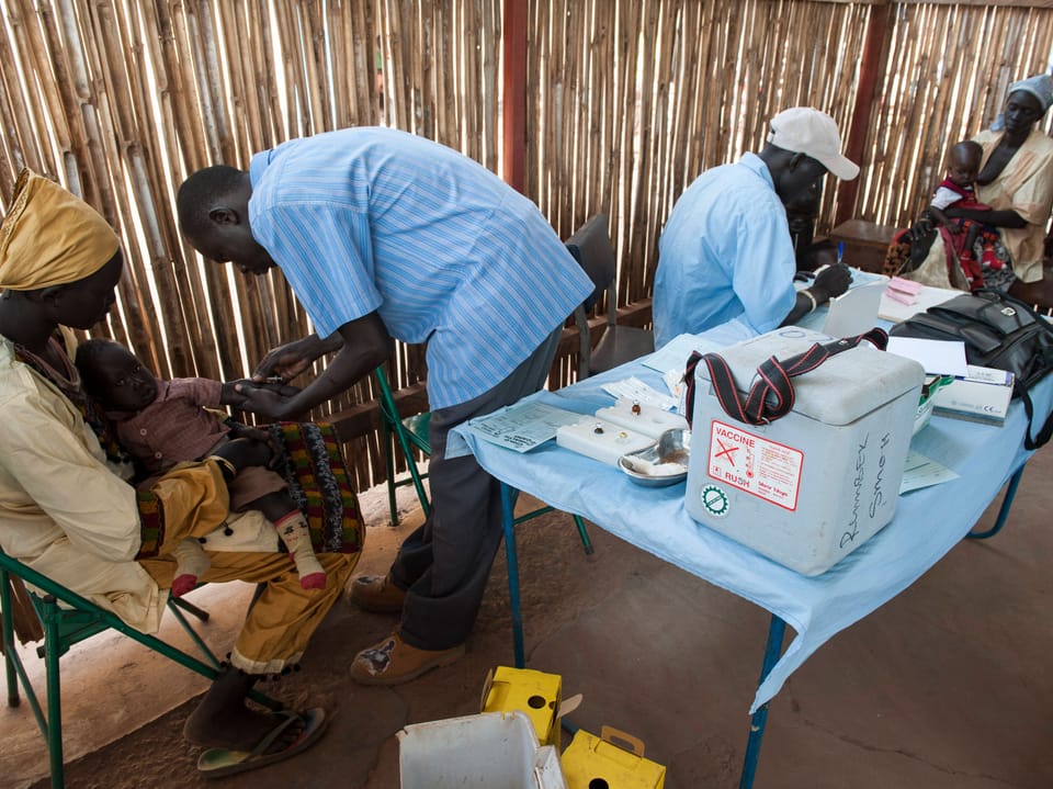 Mehrere Personen in einem Impfzentrum in Afrika.