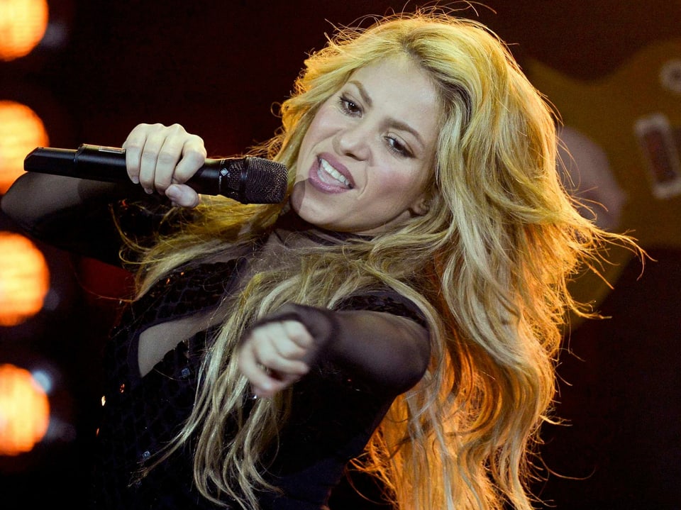 Shakira performt auf einer Bühne.