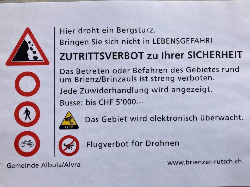 Warnschild vor Bergsturzgefahr, Zutrittsverbot und Überwachungshinweise.