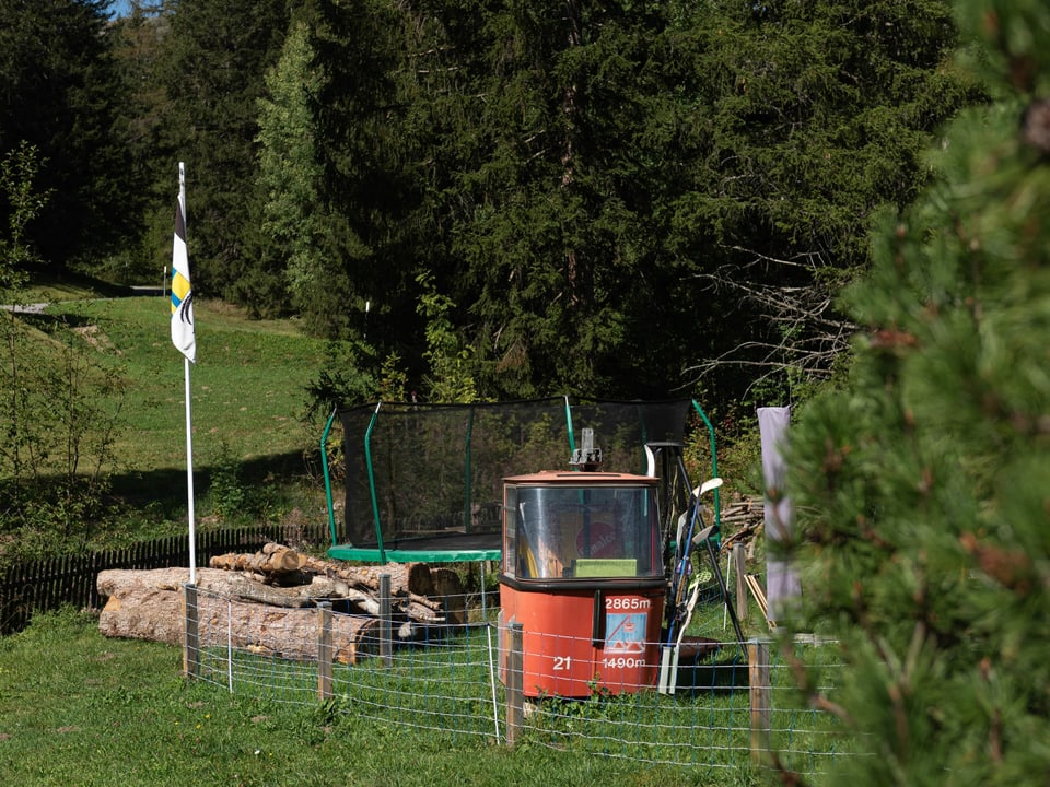 Trampolin und Gondel in einem Garten