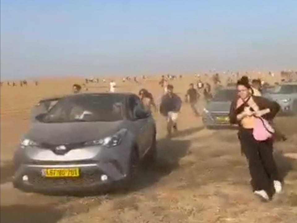 Menschen auf einer Tanzparty fliehen während eines Überraschungsangriffs der Hamas in der Nähe von Reim, Israel.