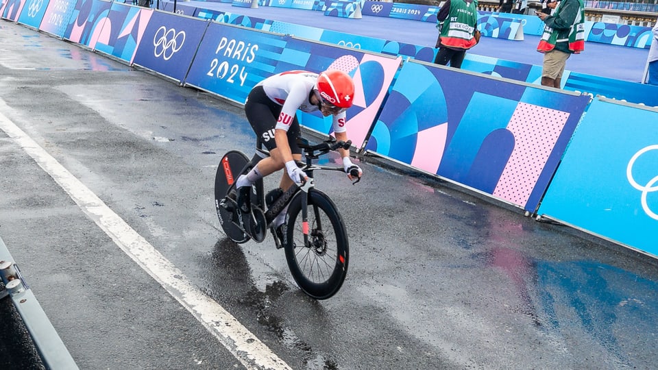 Paris 2024: Elena Hartmann auf den letzten Metern vor dem Ziel.