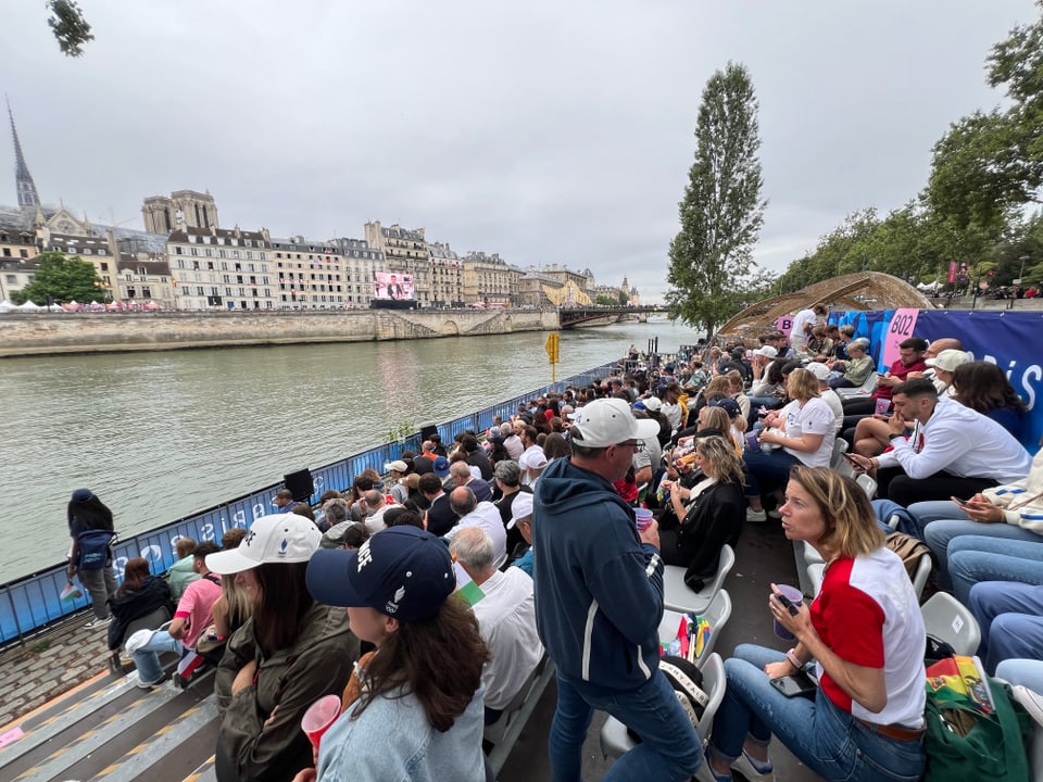 Paris 2024: Terrasse mit Zuschauern an der Seine.