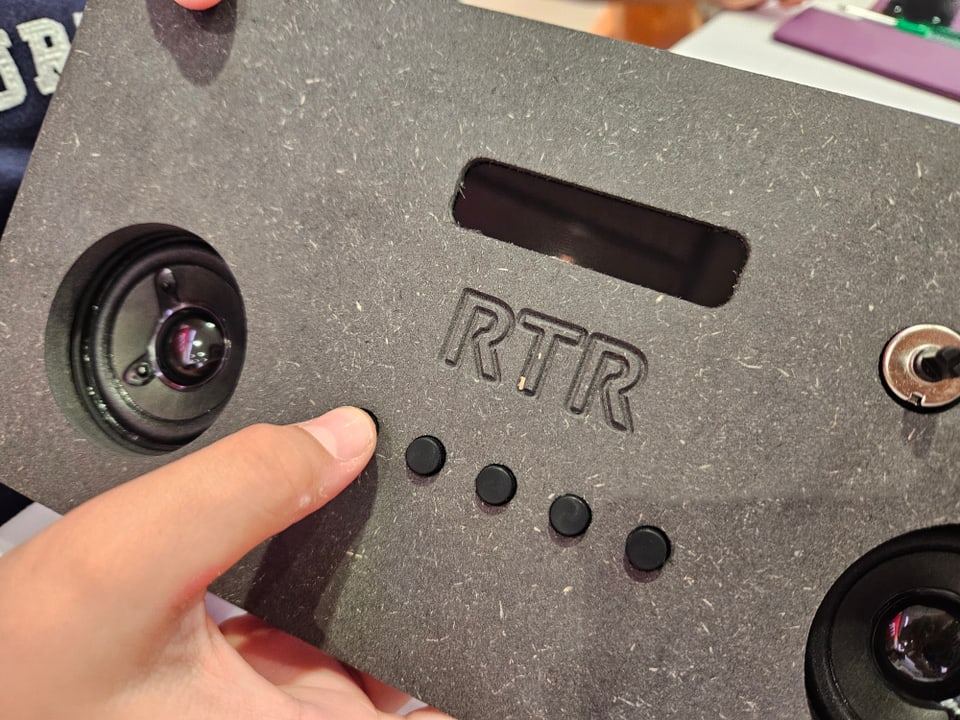 Radio DAB+ Bausätze: Kinder bauen ihr eigenes Radio bei RTR