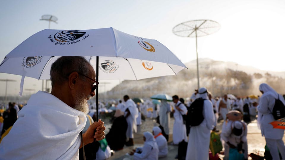 Pilger mit Regenschirm bei der Hajj in Mekka.