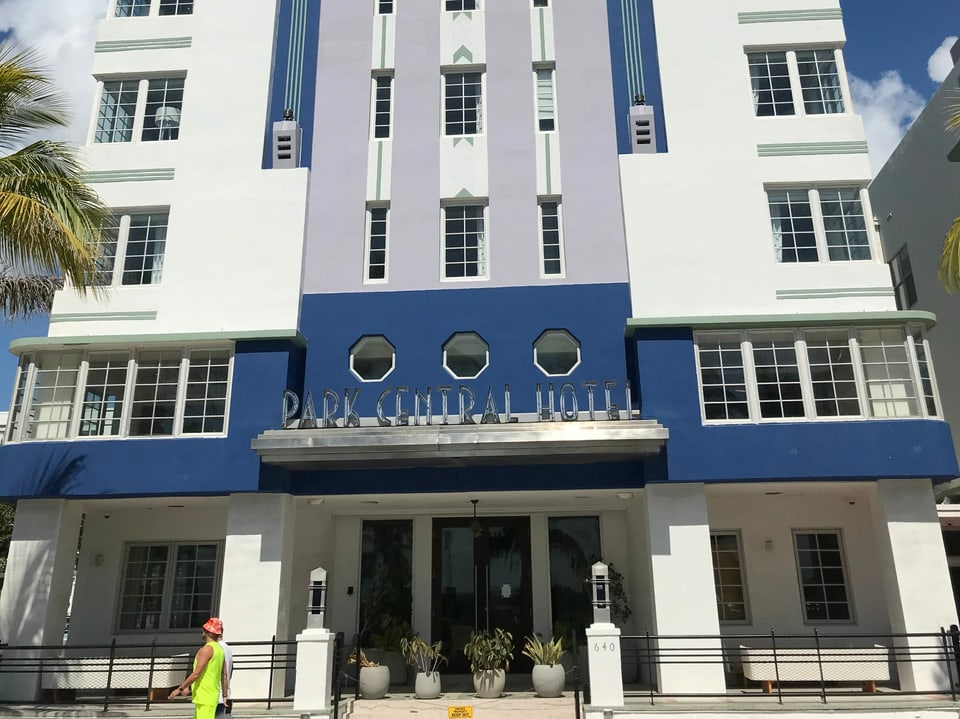 Blau-weisse Fassade des Hotels