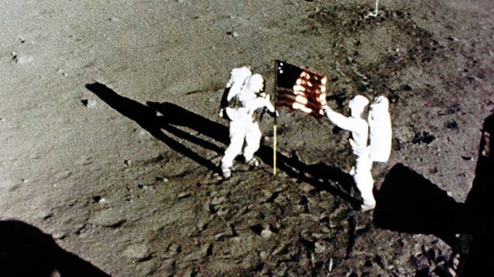 Aufnahme der ersten Mondlandung, zwei Astronauten in der Mitte die Amerika Flagge.
