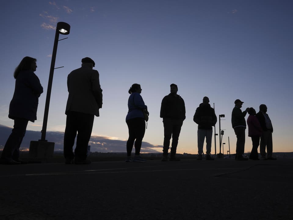 Silhouetten von Menschen im Sonnenuntergang.