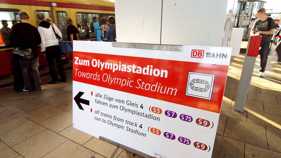 Ein Schild auf einem S-Bahnhof in Berlin zeigt an, welche Züge zum Olympiastadion fahtren.