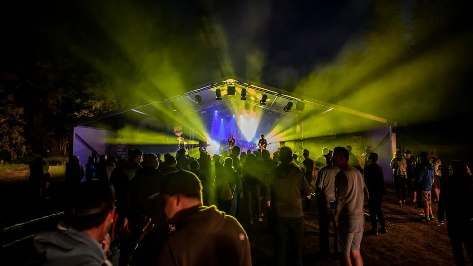 Dada Ante Portas aus Luzern sind wahre Profis. In der Dämmerung spielen sie auf einer Bühne mit einem Panorama wie es das so nur am Rheinwald Open Air gibt.