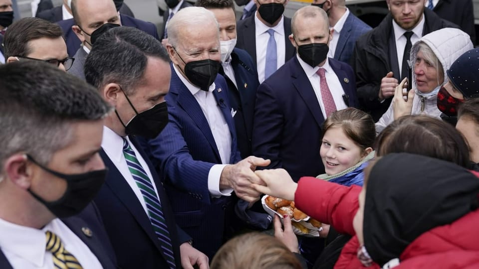 Biden traf bei seinem Besuch in Polen ukrainische Flüchtlinge. Aufgenommen am 26. März 2022 in Warschau.