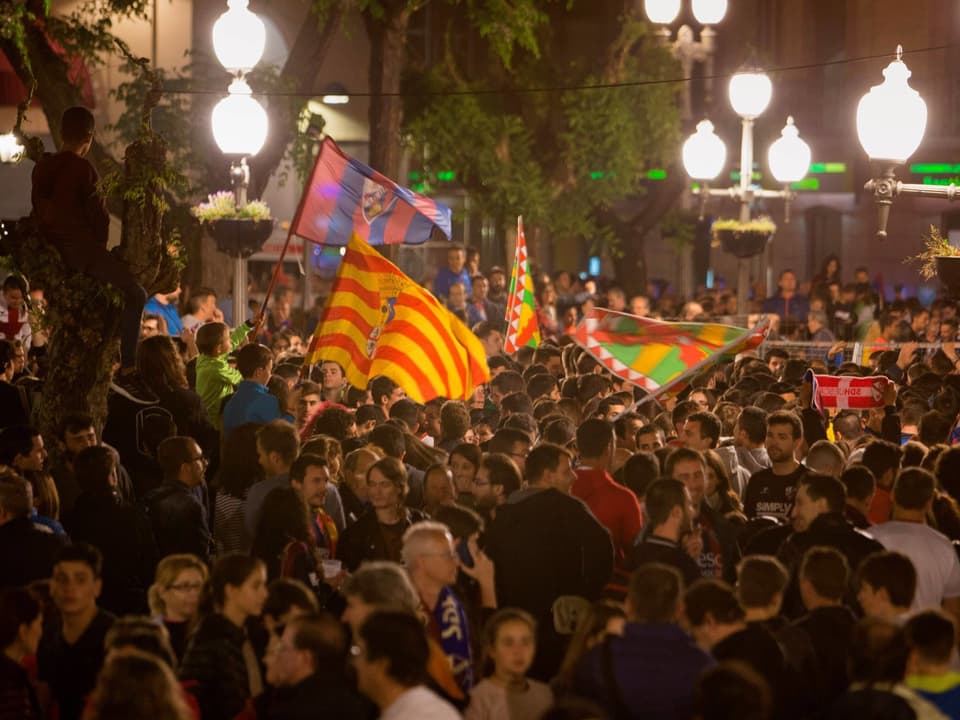 Fans feiern in der Innenstadt von Huesca.