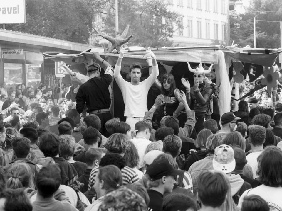 Street Parade 1992, feiernde Menschen, Bild schwarz-weiss.