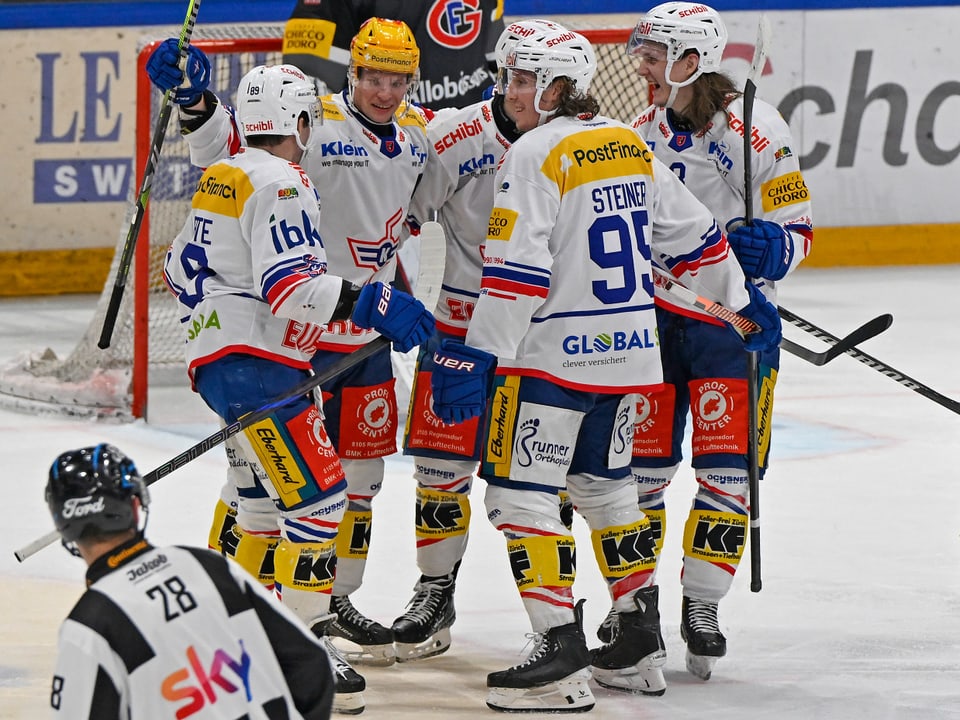 Eishockeyspieler jubeln auf dem Eis.