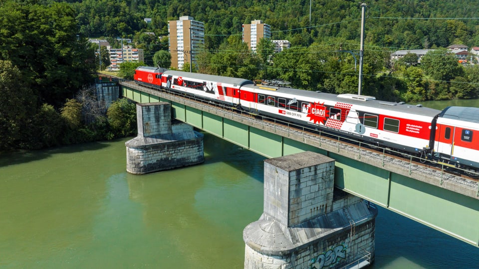 Ein Zug der SBB fährt über eine Brücke.