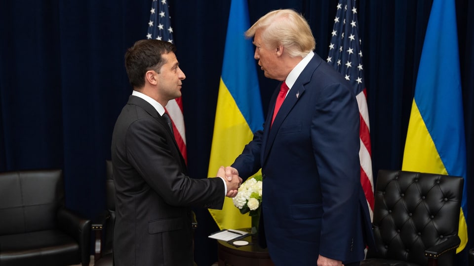 Wolodimir Selenksi und Donald Trump schütteln sich die Hand