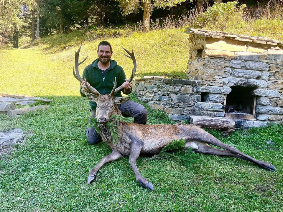 Jäger mit einem Hirschstier.