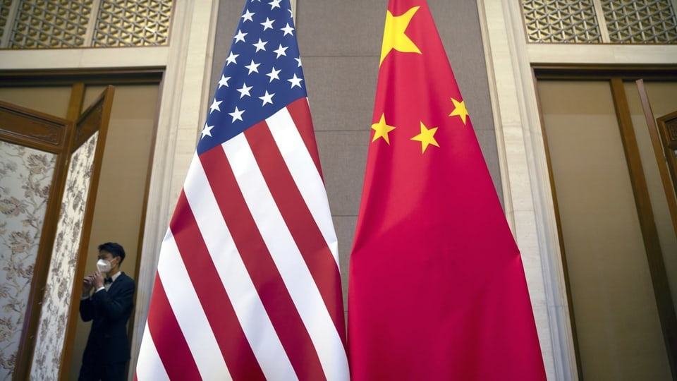Die Flaggen von den USA und China nebeneinander.