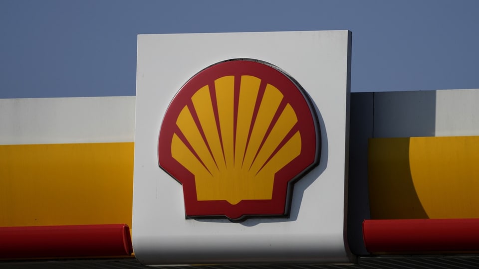 Shell-Logo auf Tankstellendach.