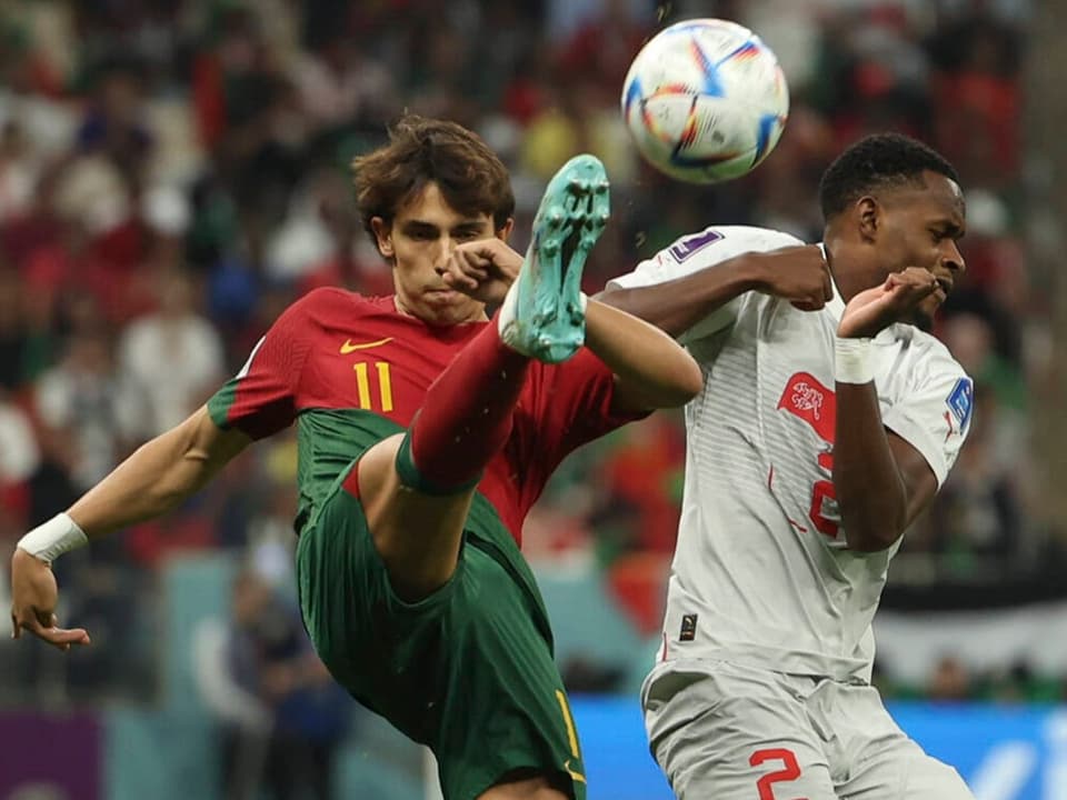 Edimilson Fernandes im Zweikampf mit Joao Felix